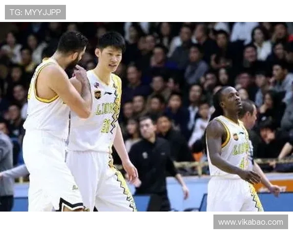 重庆篮球队以56分领跑精英赛积分榜展现强劲实力与团队合作精神